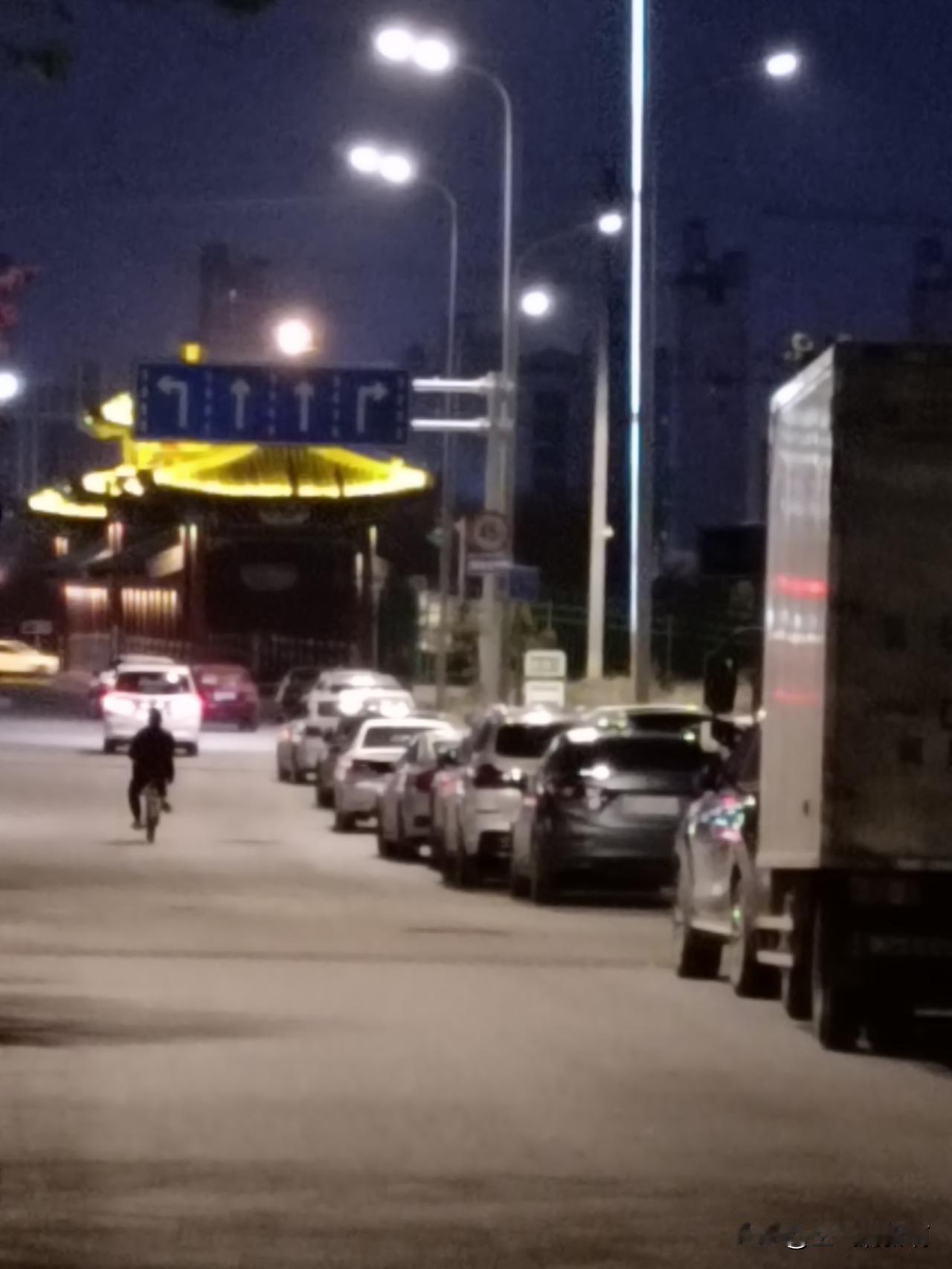 你咋那聪明呢？
经常从这个路口过，每次都看到这停很多车，有的车上司机，有的空车停