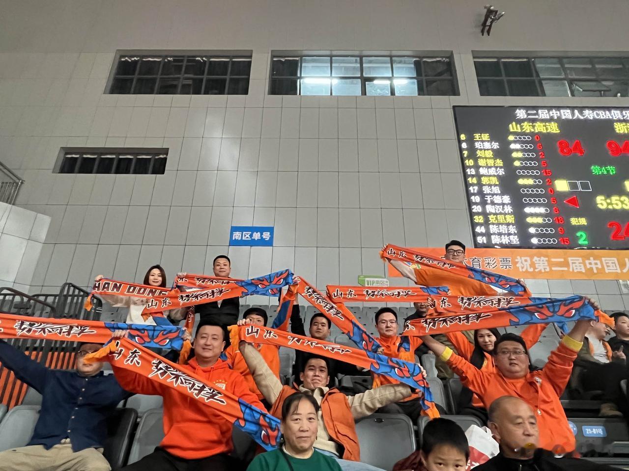 湖南球迷会热情洋溢，欢呼助威，山东男篮遗憾告负，新人王证得到锻炼。