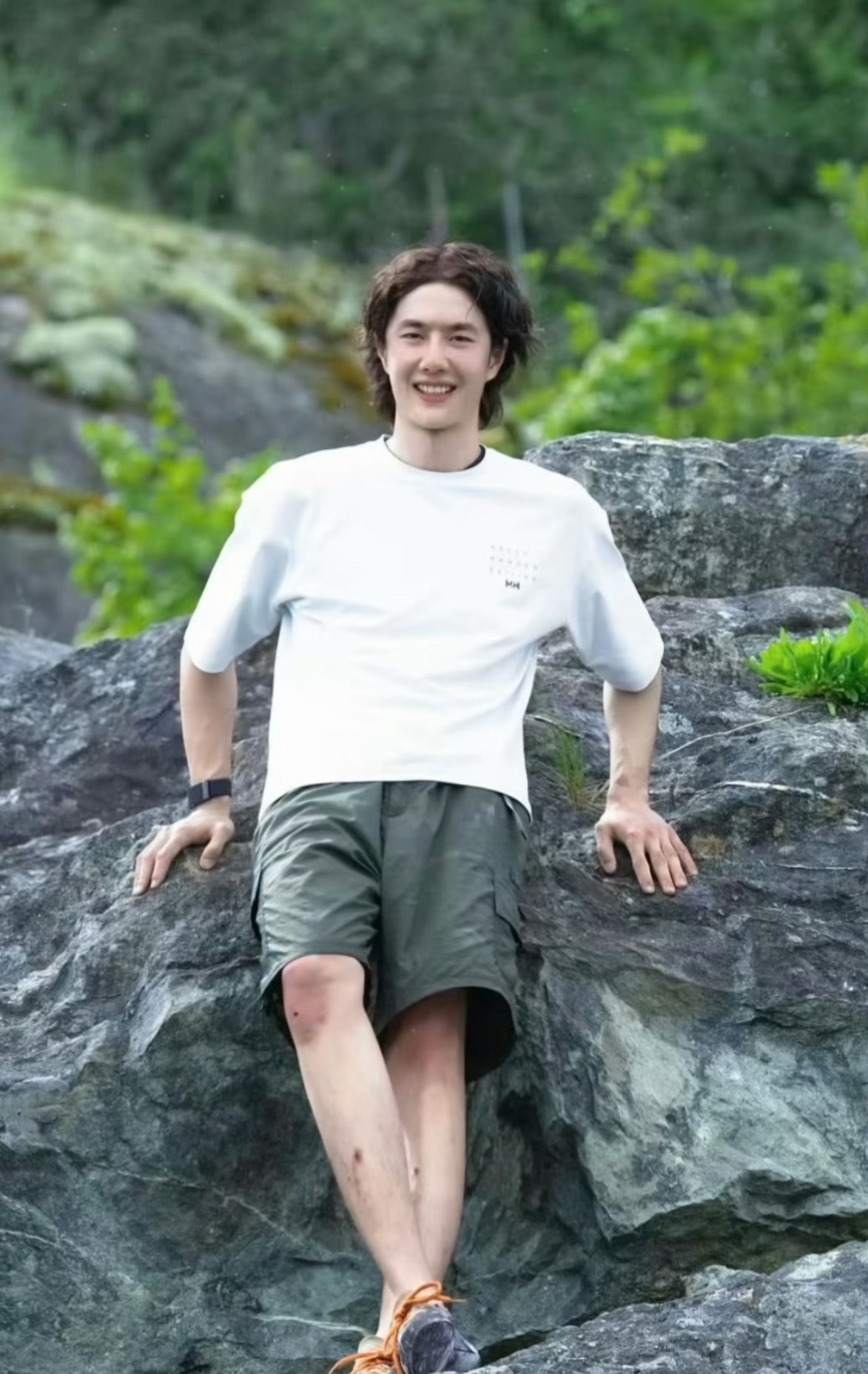 膝盖怎么伤成这样啊老爸，你这样我真要跟小战战告状了🥺🥺🥺 