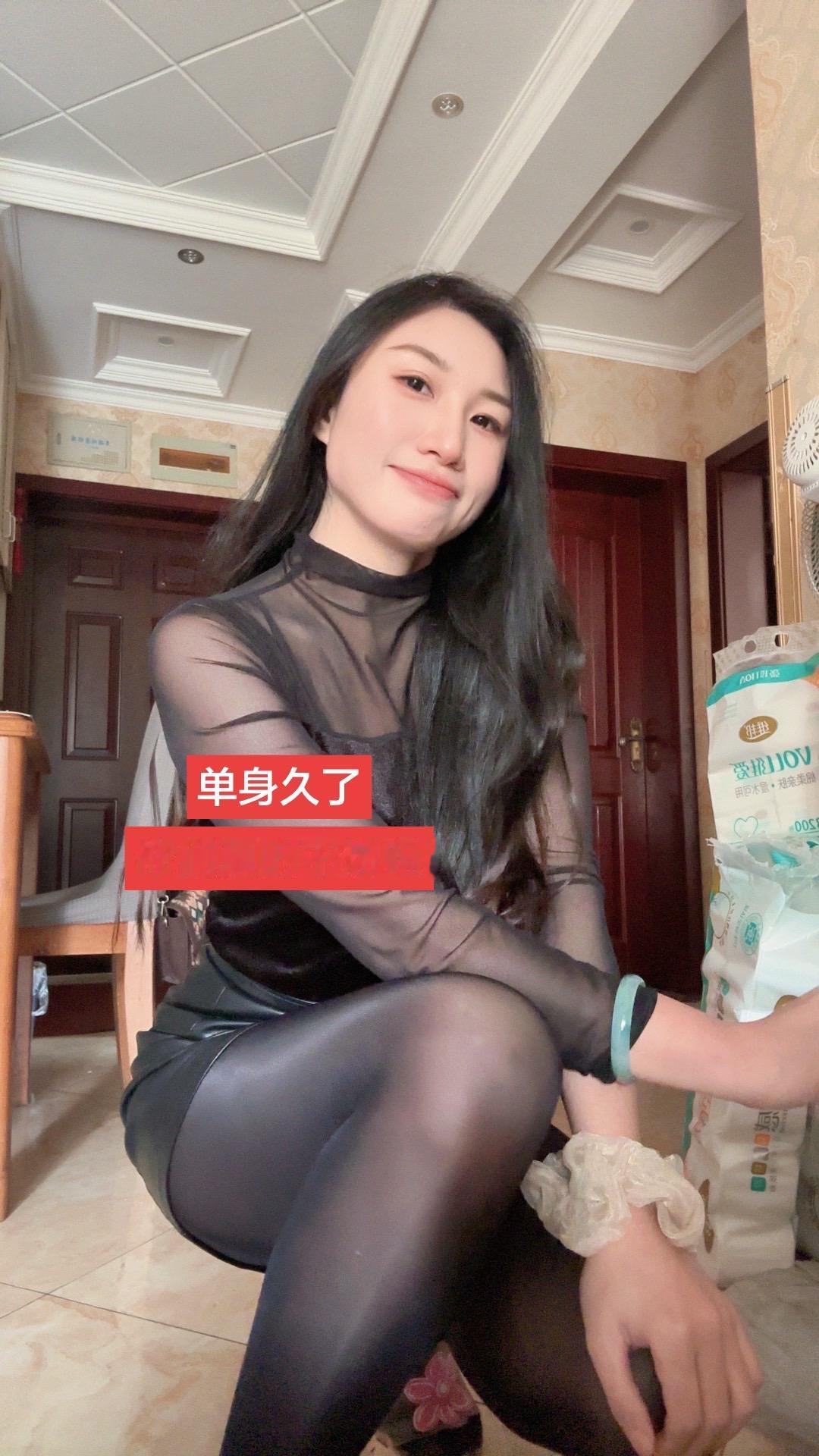 三观正的人谈恋爱，自带慢倍速——别人忙着快餐式通关，我偏等能细水长流的人，宁缺毋