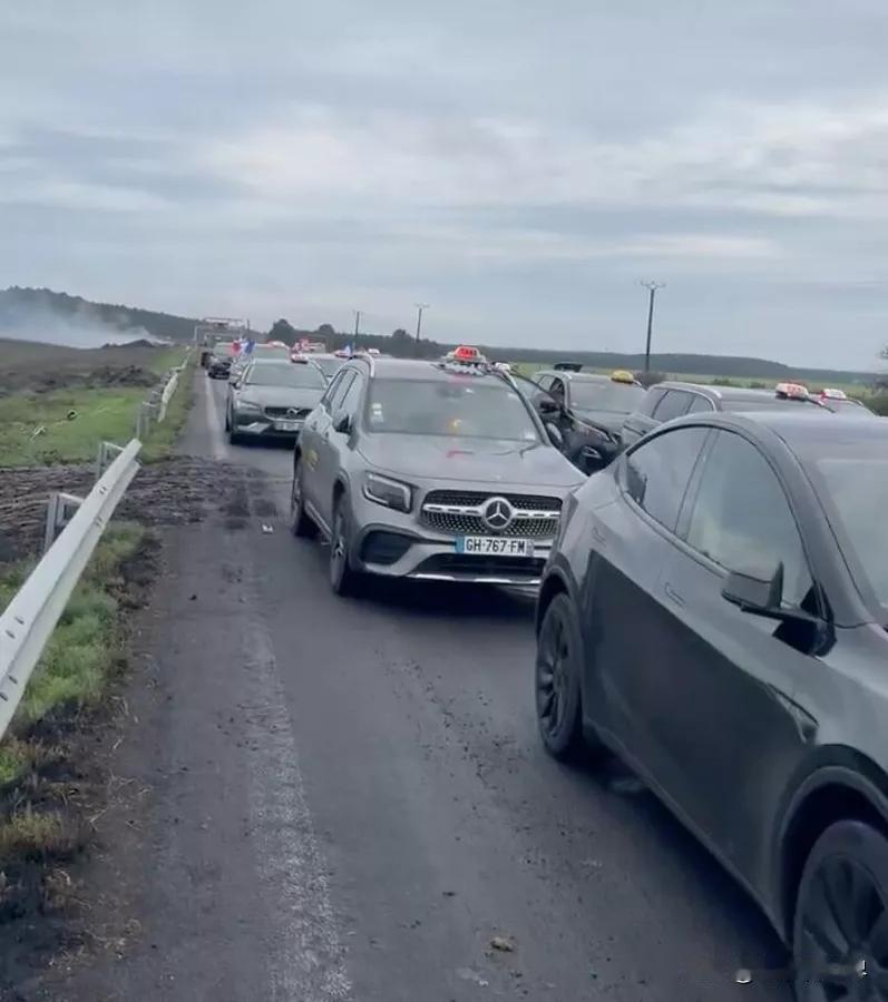 【最新消息：法国出租车司机加入了农民组织的抗议活动】
巴黎时间2025年12月2