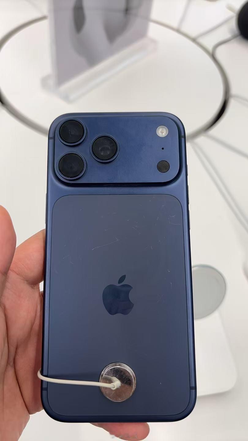 苹果回应iPhone17Pro划痕去店里看了，划痕确实明显！橙色的就好一点…… 