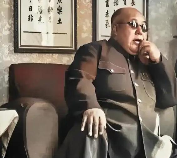 1956年，逃到美国后的马鸿逵，挺着腐败的大肚子，享受着小姨太给他做的奶酪，主政