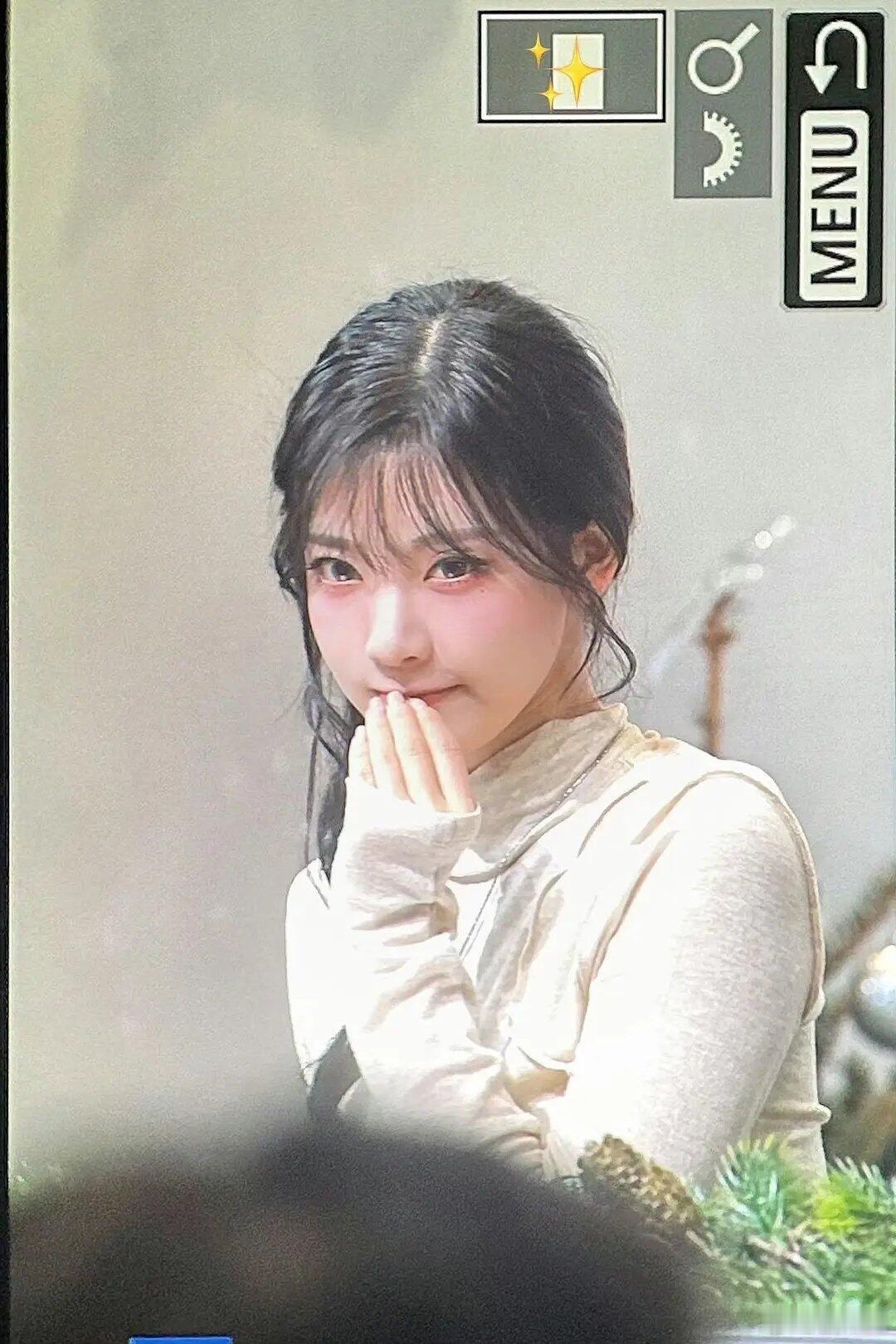 宁艺卓新中式丸子头  宁艺卓新中式丸子头，今天的妆造好温婉~  宁艺卓最新签售饭