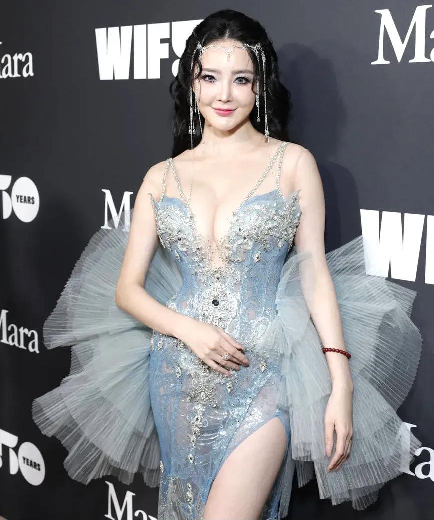 刘雨欣 亮相电影中的女性盛典，精灵女神造型性感 ，迷人的微笑和凹凸有致事业线，身