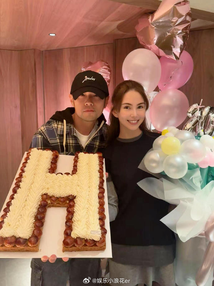 周杰伦为昆凌庆生昆凌晒与周杰伦庆生照 哎哟，甜蜜蜜~~ ​​​