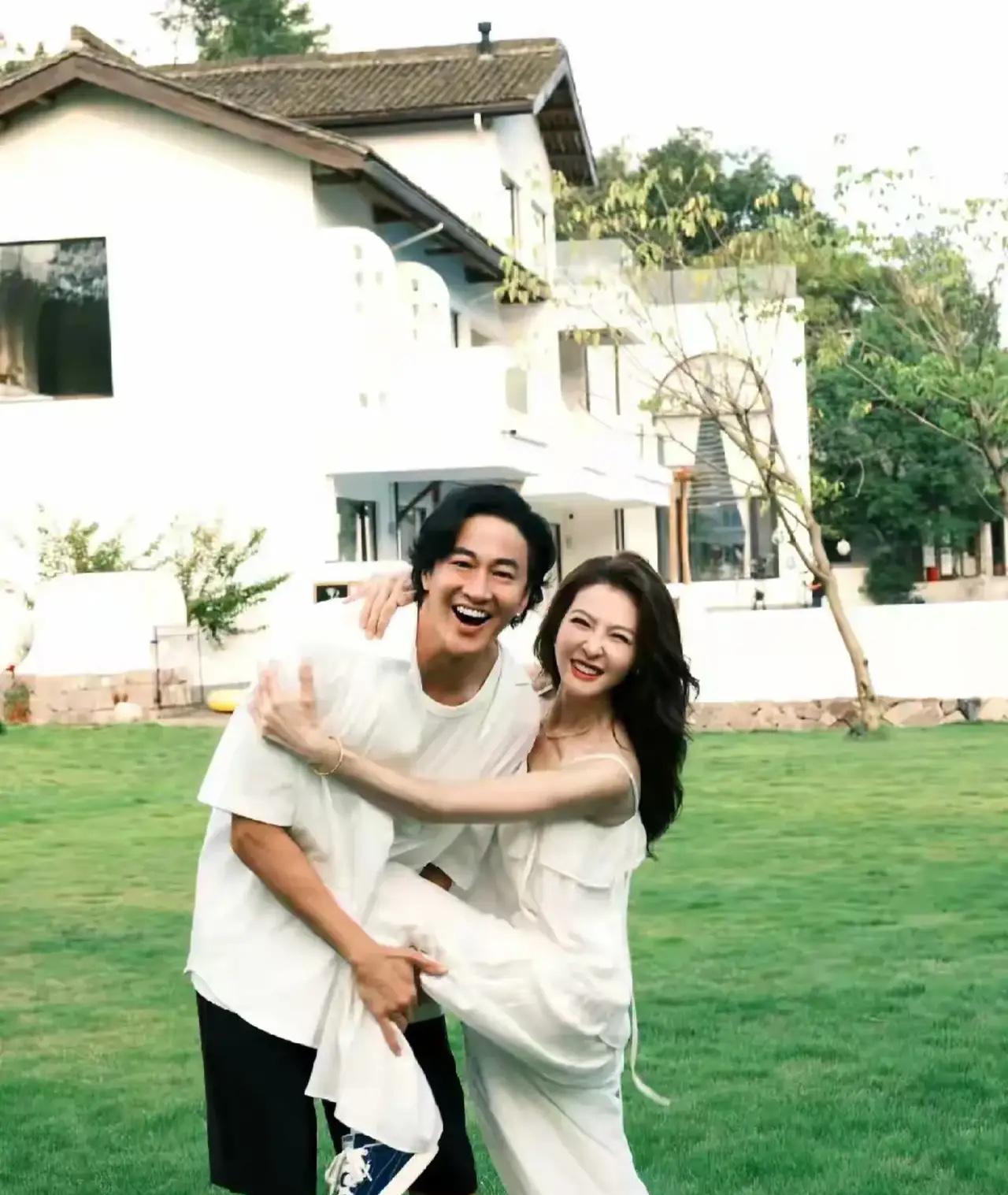 这个世界上我最想不通的人，
就是何润东了，
他都50岁的人了，结婚9年了，怎么和