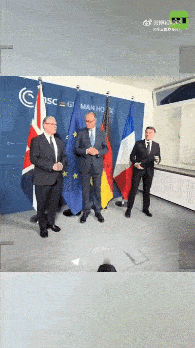 法国总统马克龙好尬。在慕尼黑安全会议上，迟到的马克龙试图和德国总理默茨套近乎，但