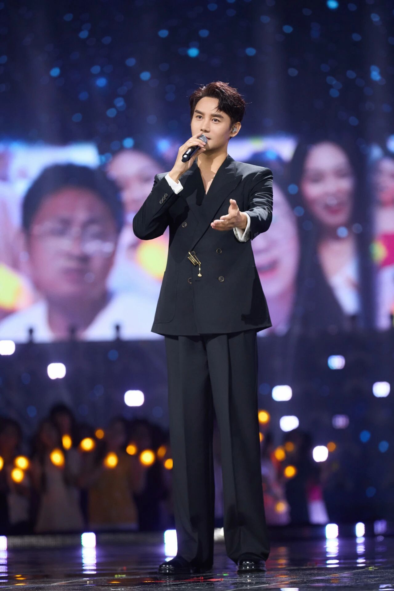 百花奖把唯一独唱给了王凯实力派好演员期待王凯老师的新作品《交锋》王凯马憩
