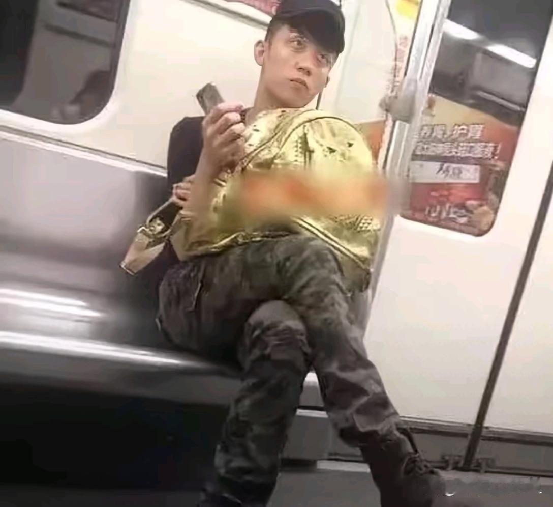 回看黄景瑜刚出道时期，青涩感扑面而来。 