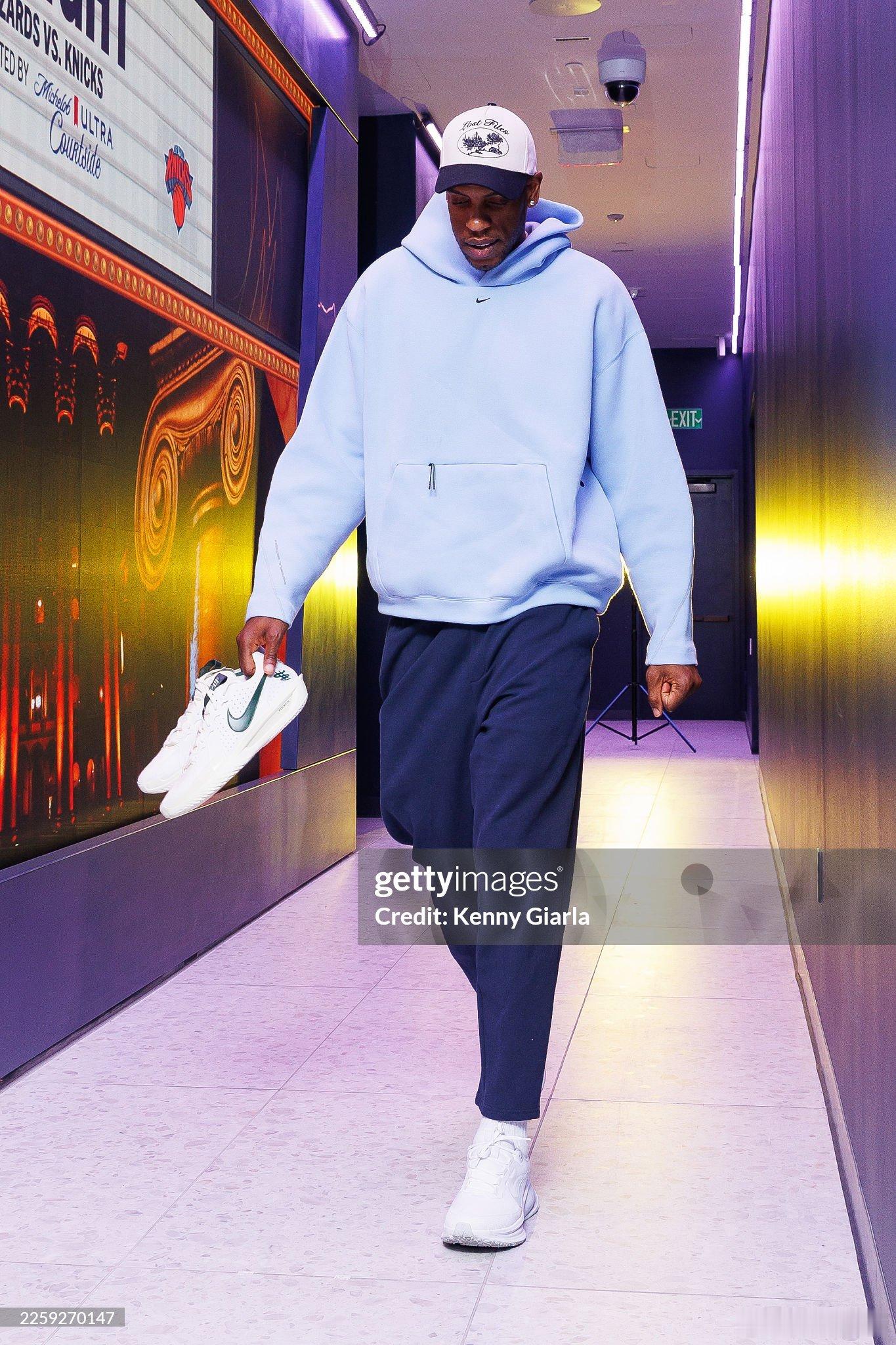 MFFL 在这笔交易中，我牛本赛季的薪金大幅度下降，并且下赛季的薪金也大幅度下降