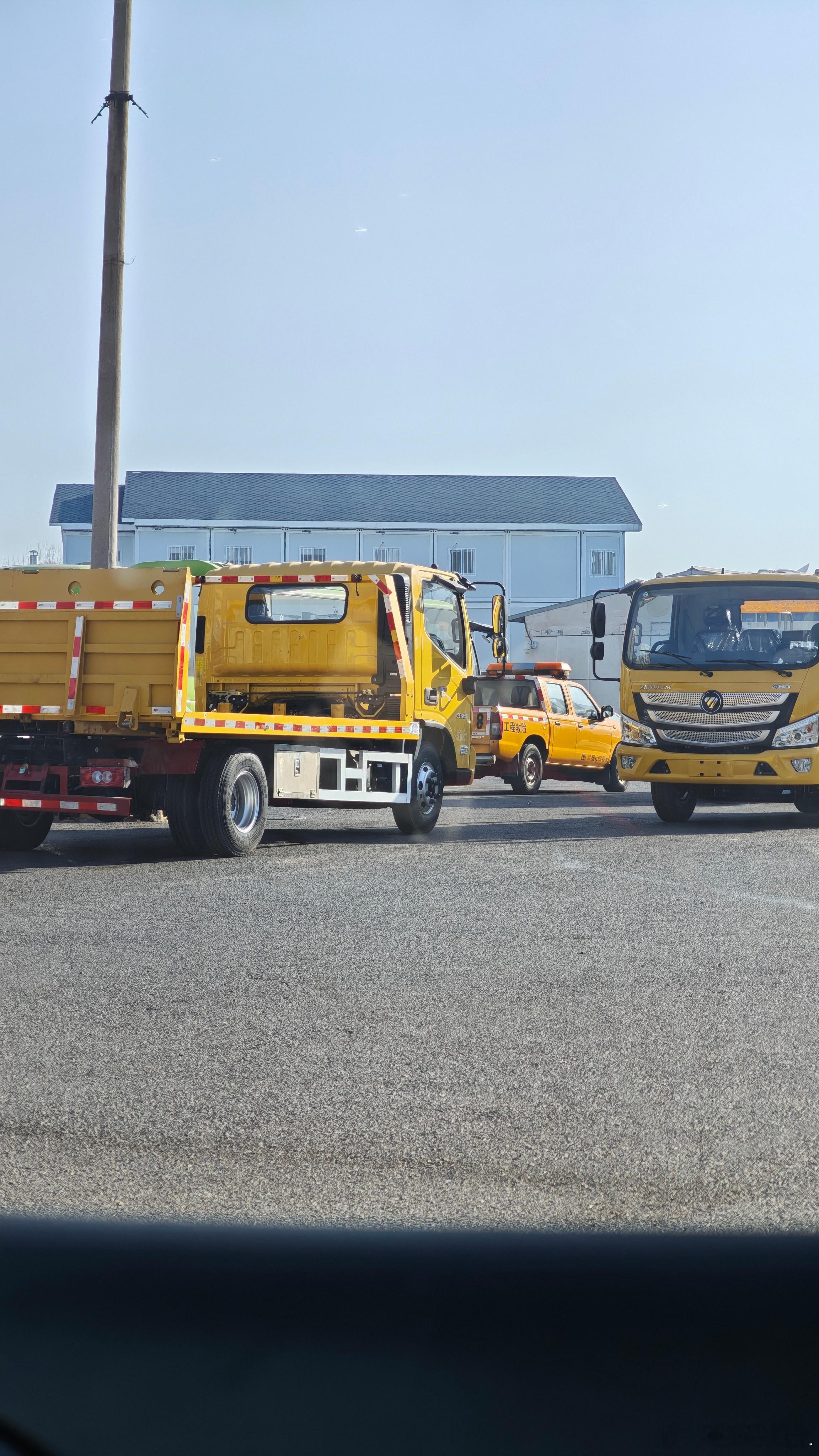 车检 这么多年过去大家呼吁了很多次车检依旧 新车车检依旧这个大场地 大流程 大缝