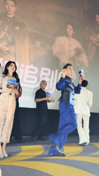 陈伟霆曾舜晞陈瑶转圈跳舞曾舜晞陈瑶好会跳 哈哈今天追剧团现场，九门主创们为了剧宣