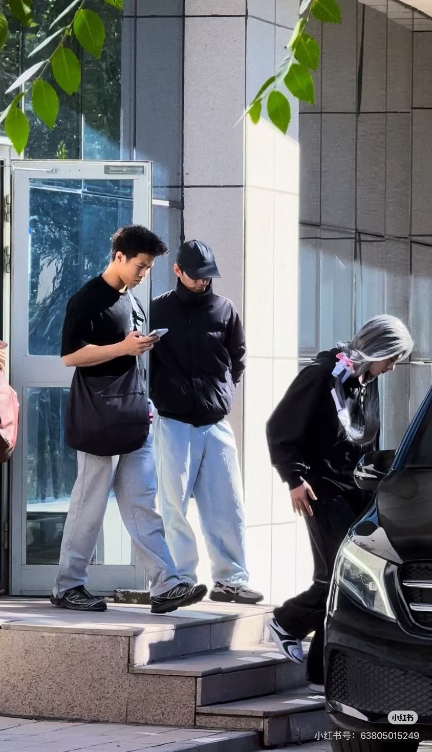 王鹤棣宋潜机咸鱼飞升路透卧槽？今天出妆妆造是银发？又是一个新造型！[流鼻血][流