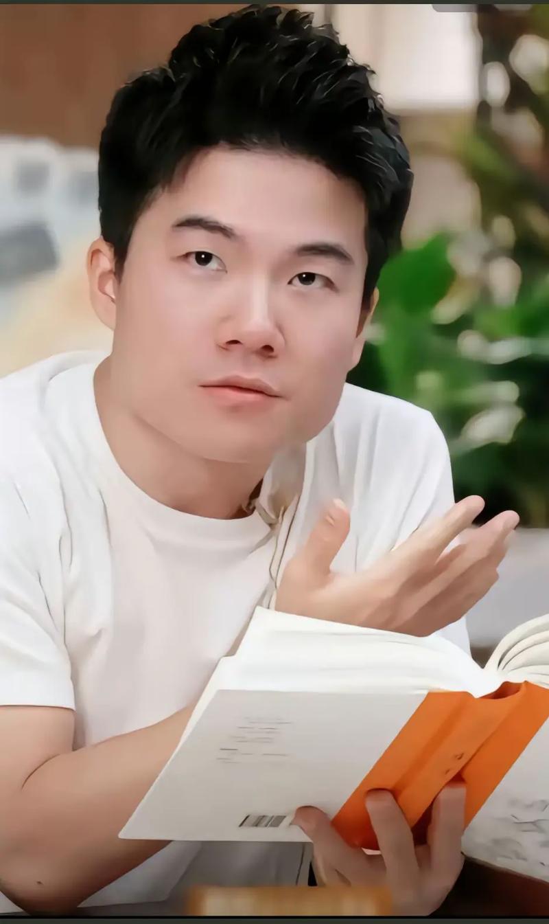 董宇辉曾经说过：
当你不想读书的时候，
就听一听空瓶子的故事。

一个空瓶子就是