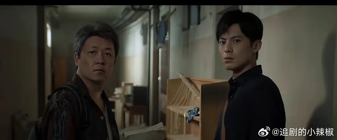 河堤完全没了偶像包袱，素颜出镜甚至涂了黑粉 