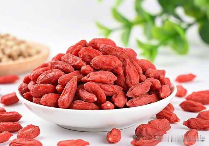 冬天是人体积蓄能量的重要时刻，生活中，我们吃饭的时候，注意适当的多吃以下食物，对