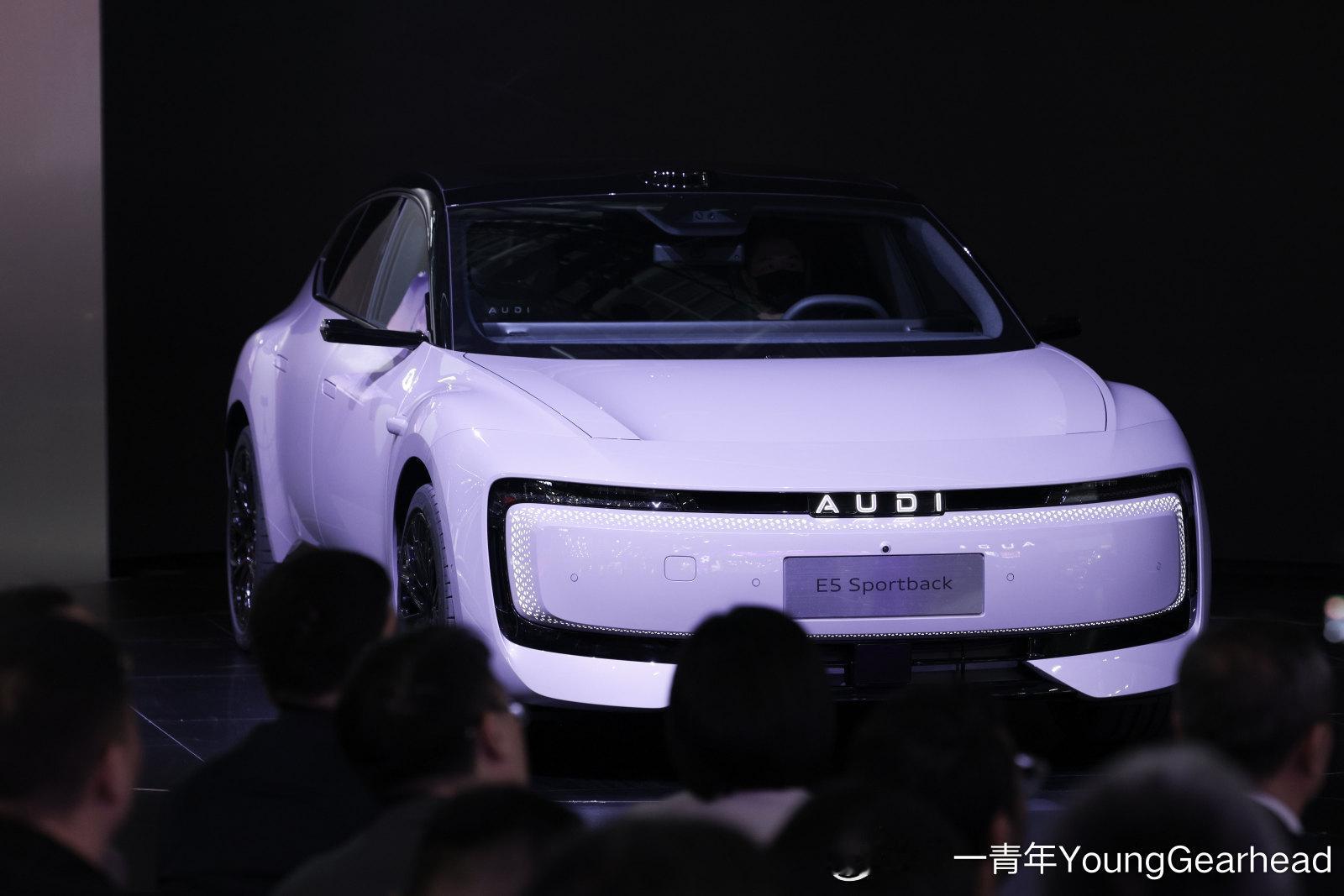 和奥迪E5一起启程2026希望大家2026年和E5的线条一样顺！ 