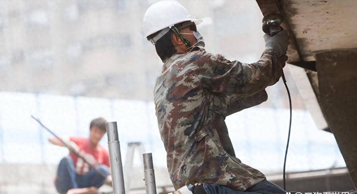 台湾突然宣布年底要引进首批印度劳工，瞬间炸出超3万民众联名紧急叫停！

另一边，