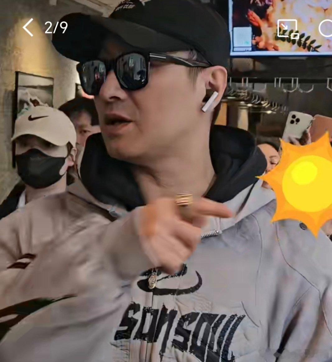 汪峰长沙请偶遇粉丝喝咖啡 羡慕哭了！汪峰在长沙书店安静选书，被歌迷认出后立刻邀请