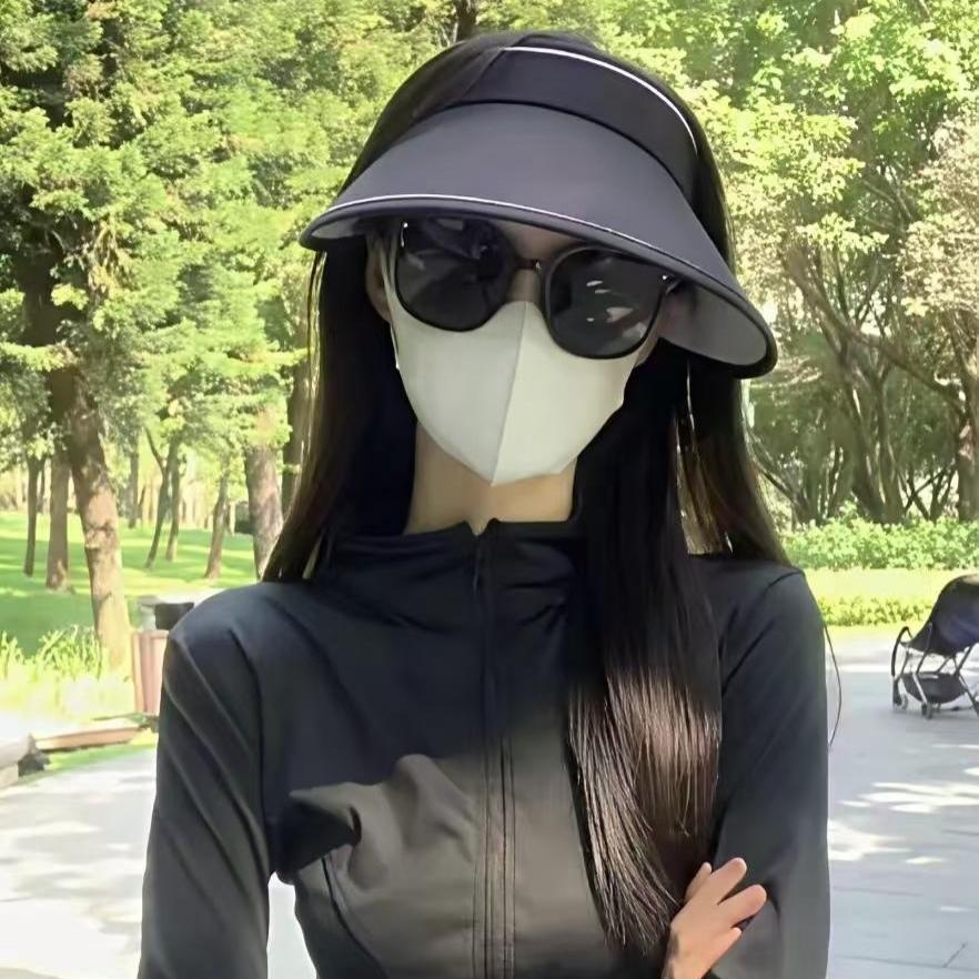 发现一个奇怪现象！三伏天街上女生穿搭大变样
 
入伏持续高温，街上女性的穿搭和从