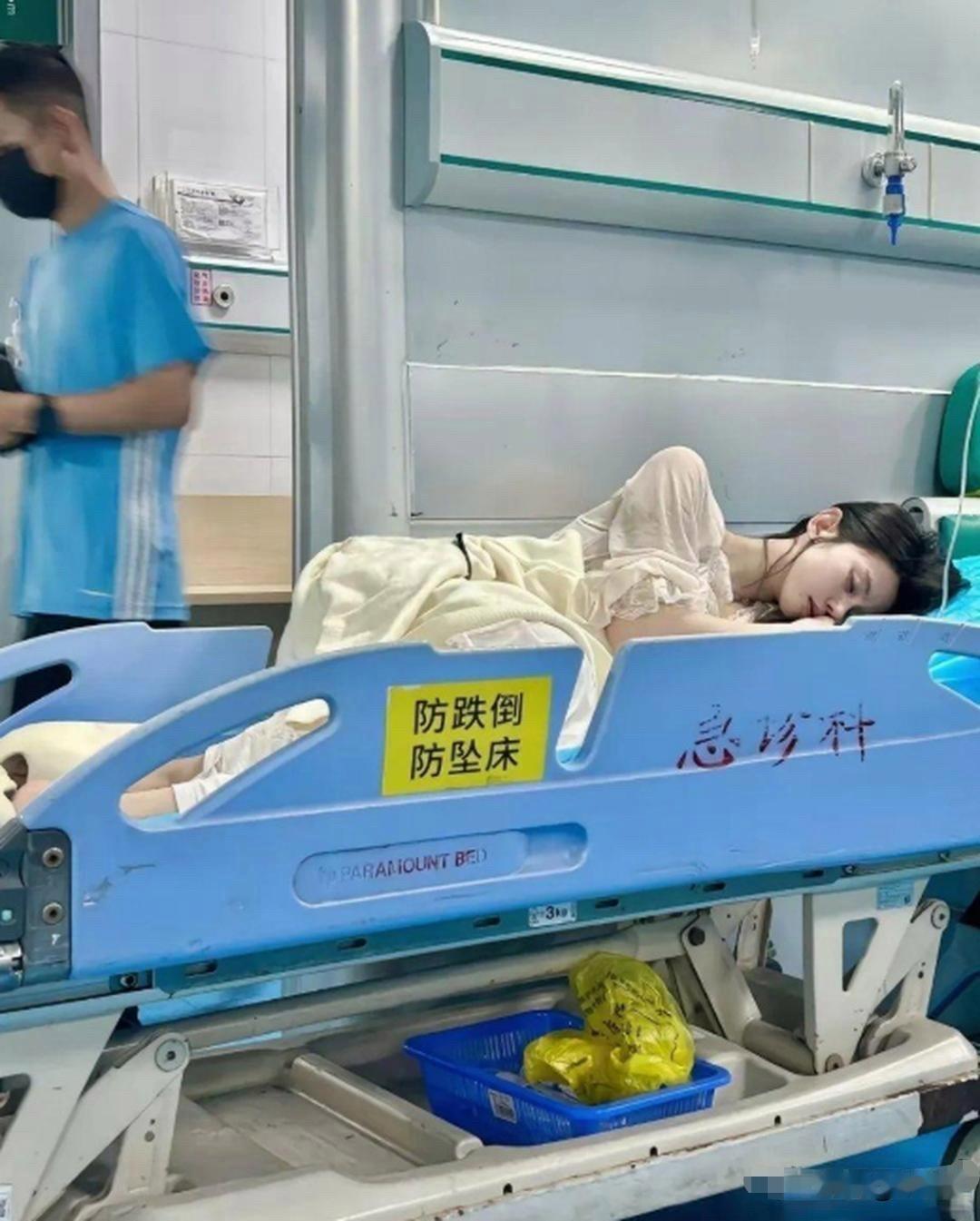 分享一下你随手拍下的照片她怎么了？医院急诊室偶遇，好美的病人可怜楚楚