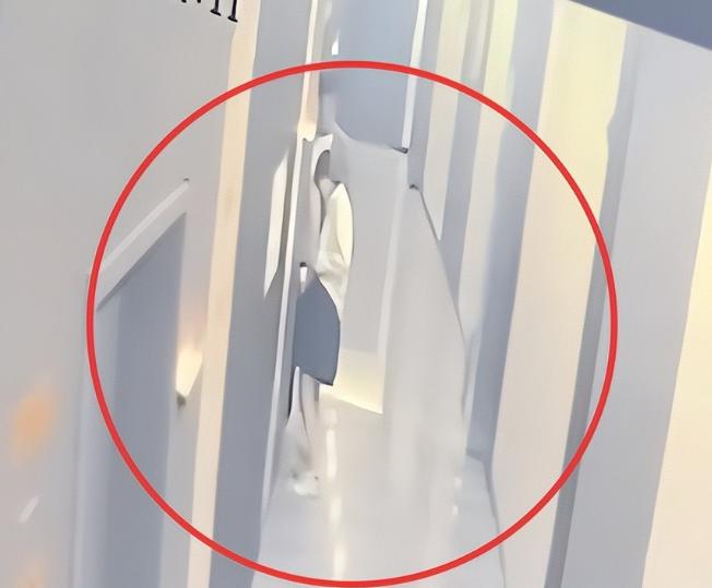 凌晨1点，
女子洗完澡没穿裤子，
房门突然被刷开……

凌晨1点50，李女士刚洗