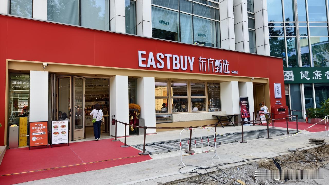 店不大，品类还挺多的。我想可能都尝试一下吧，看哪类商品需求量大。
又有点像便利店