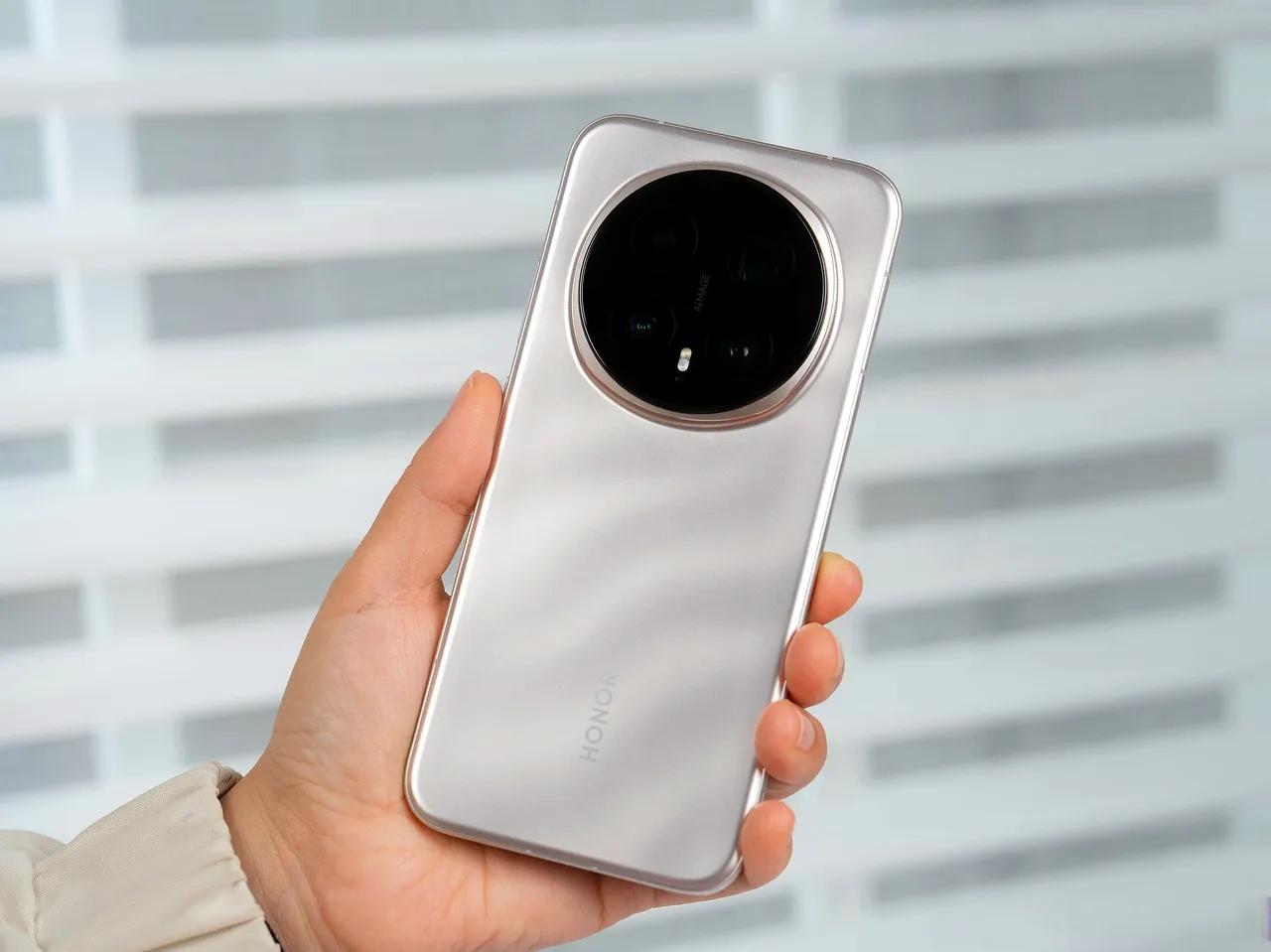 你们发现没有，荣耀Magic7和Magic8身上有一个共同点
 
那就是外放音质