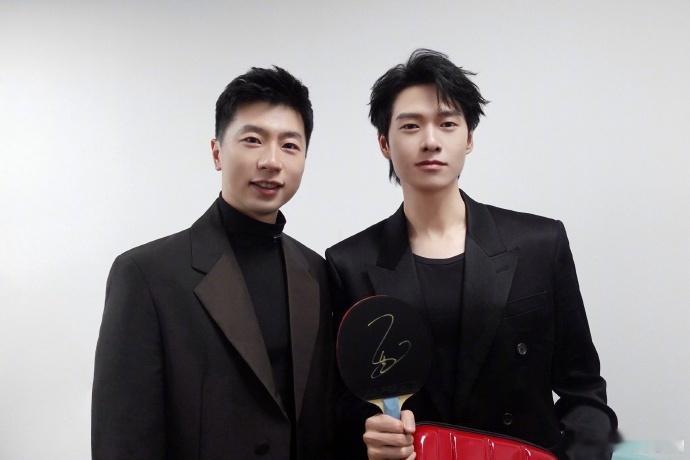 魏大勋马龙合影  魏大勋晒马龙送的礼物 精彩不停！魏大勋与马龙合影震撼来袭，晒出