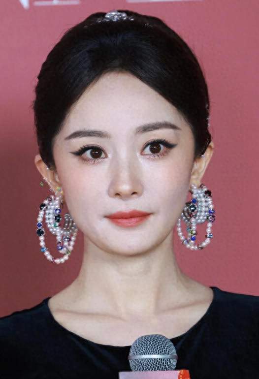 都说女明星怕变老，37 岁杨幂芭莎新图一出，85 花审美格局拉开差距