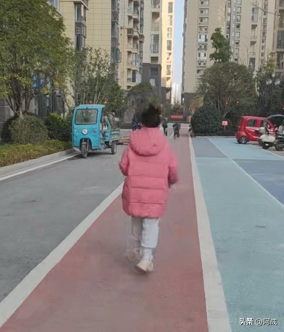 开学啦，家里的“小神兽”终于归笼。
一大早，孩子就精神满满地收拾好书包，换上校服