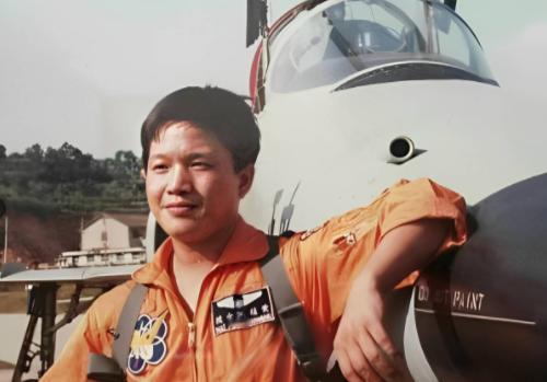 1981年，台湾空军飞行员黄植诚瞒着后座飞行员开着F-5F战斗机投奔大陆，怎料中