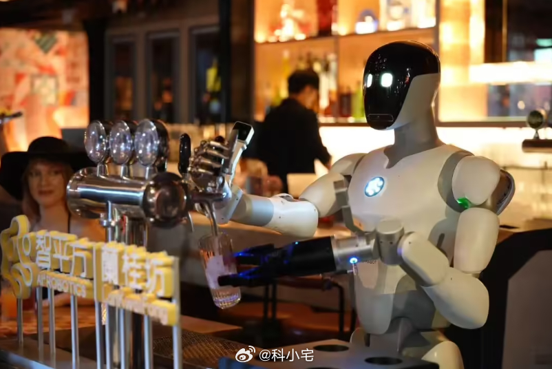 香港首个真实开放场景服务机器人落地，智平方 AlphaBot 2 入驻兰桂坊酒吧