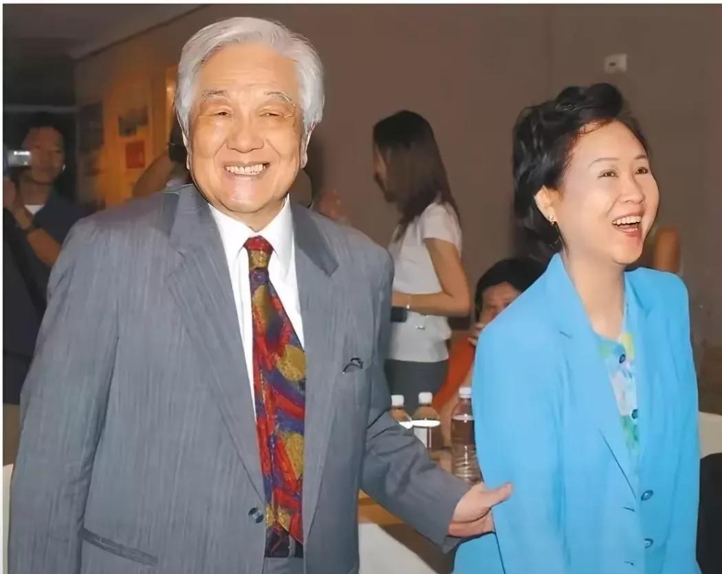 问世间，情为何物?
不过是一条两头都通，
弯曲蜿蜒的小巷而已，
人不走到头，
结