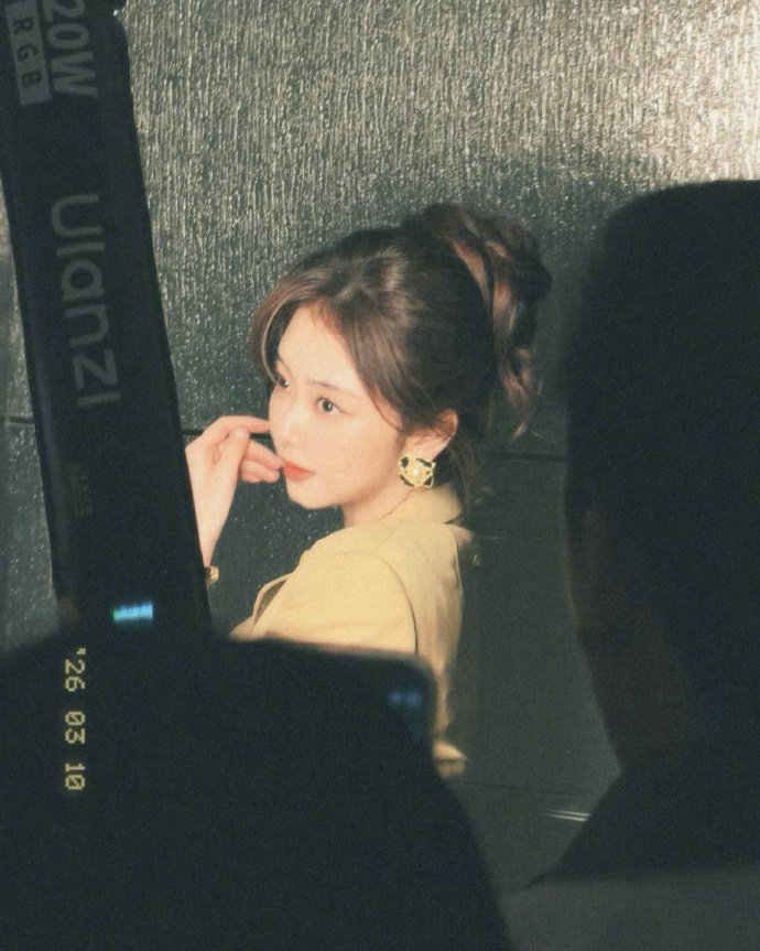 谭松韵追剧团妆造 谭松韵红唇卷发高马尾完全港风美人 谭松韵追剧团妆造，谭松韵红唇