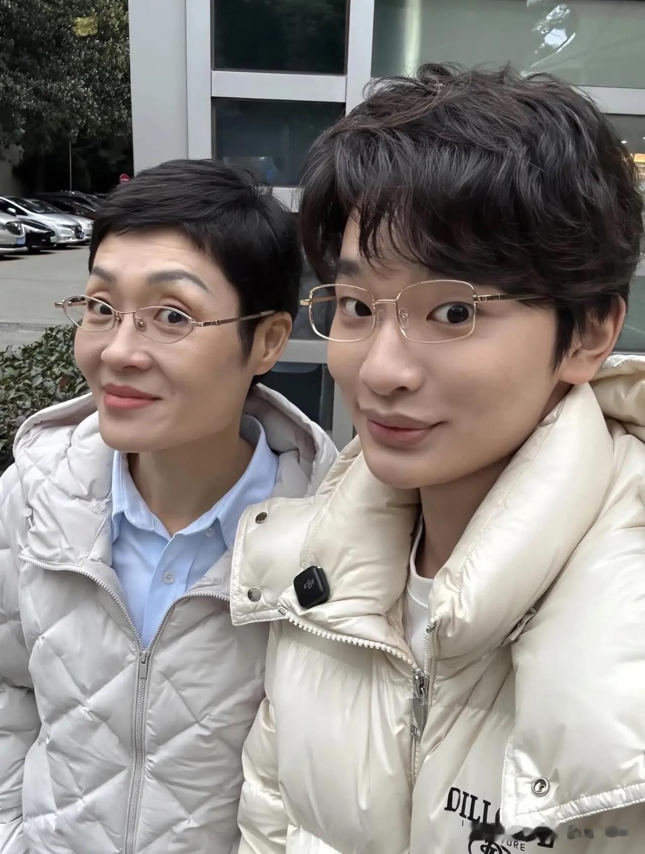 大家先别急着羡慕钟美美，
他这条路咱们一般人真复制不了。
不是因为他运气好，  