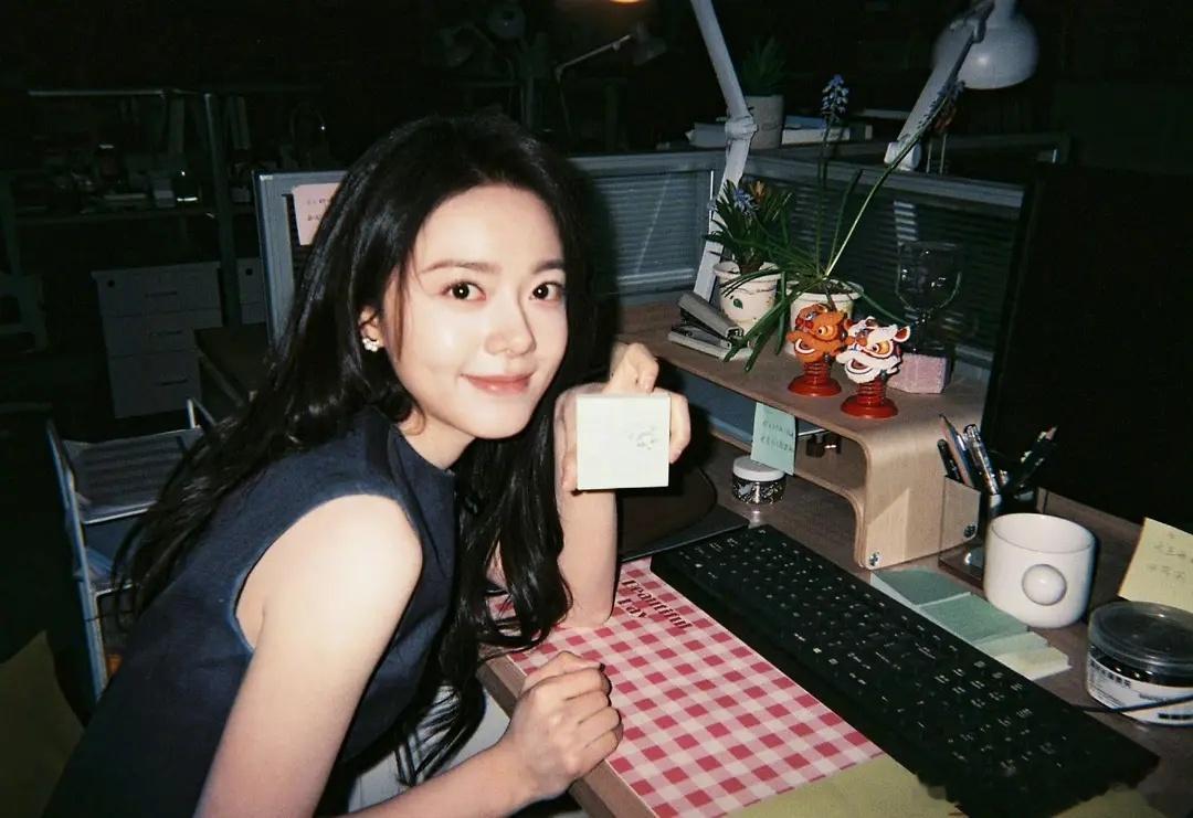 她拍他📷  麦麦自己的造型比剧里的更好看 