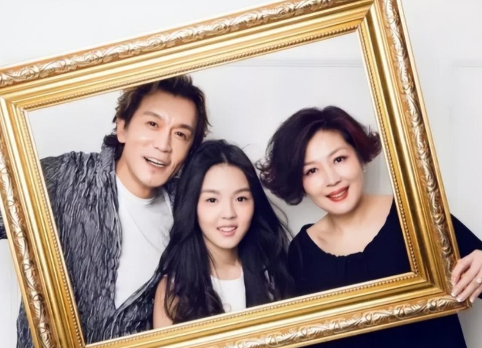 2018年，李咏因病去世，然而，遗产没有留给妻子哈文，也没留给他的父母，而是大部