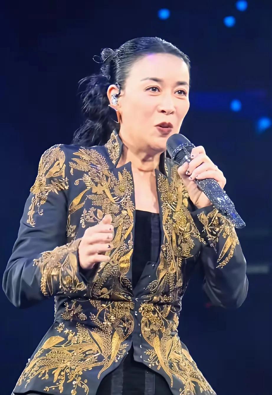 那英演唱会造型太绝！造型师终于开窍了
 
那英北京演唱会这套黑金刺绣造型，一出场