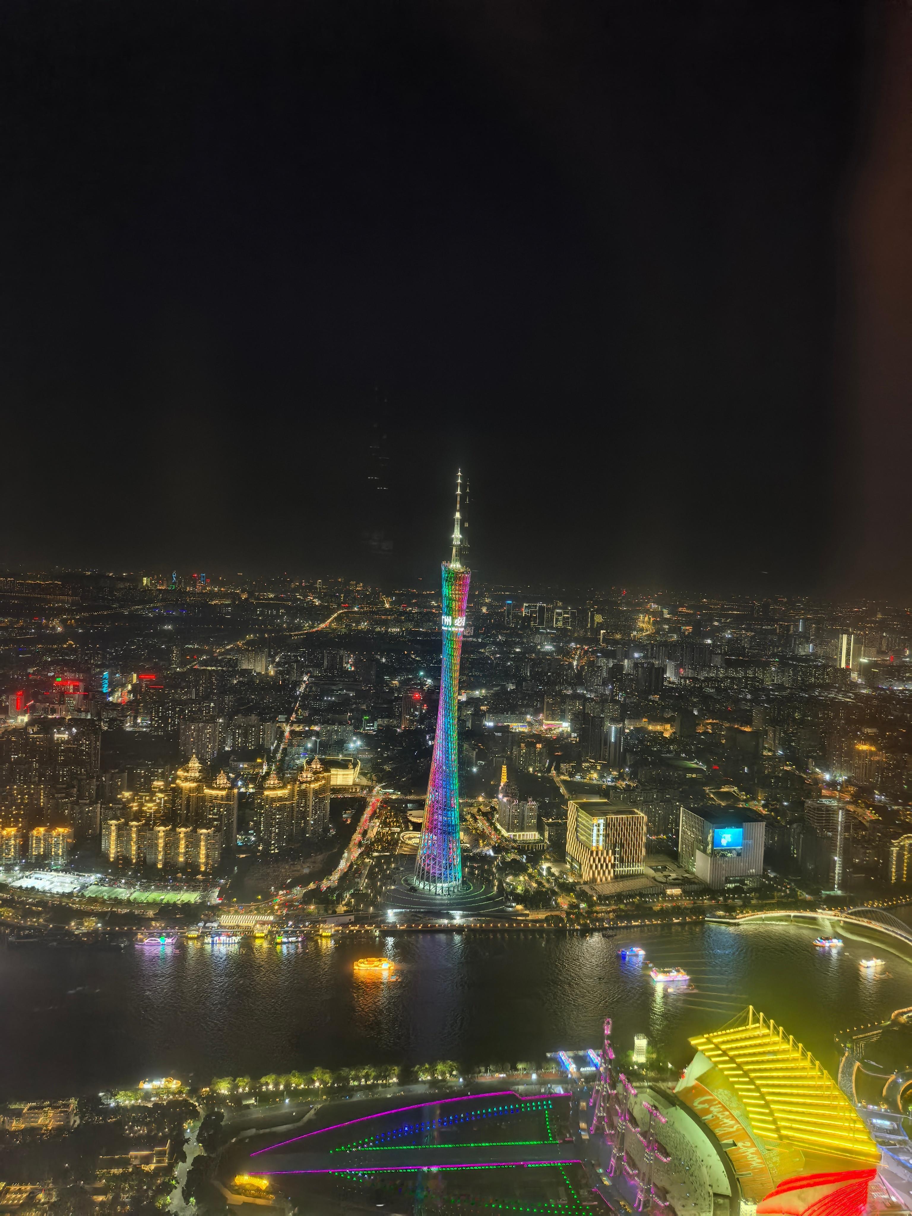 瑰丽前台是粉丝，给升级了塔景房～～夜晚感觉真不错 ​​​