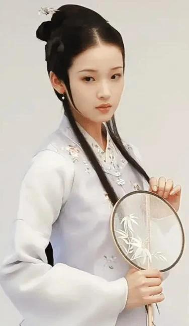 新版黛玉，只有形似，毫无一丝神韵，灵气，贵气，书卷气都不足。从外貌来看，她与那个