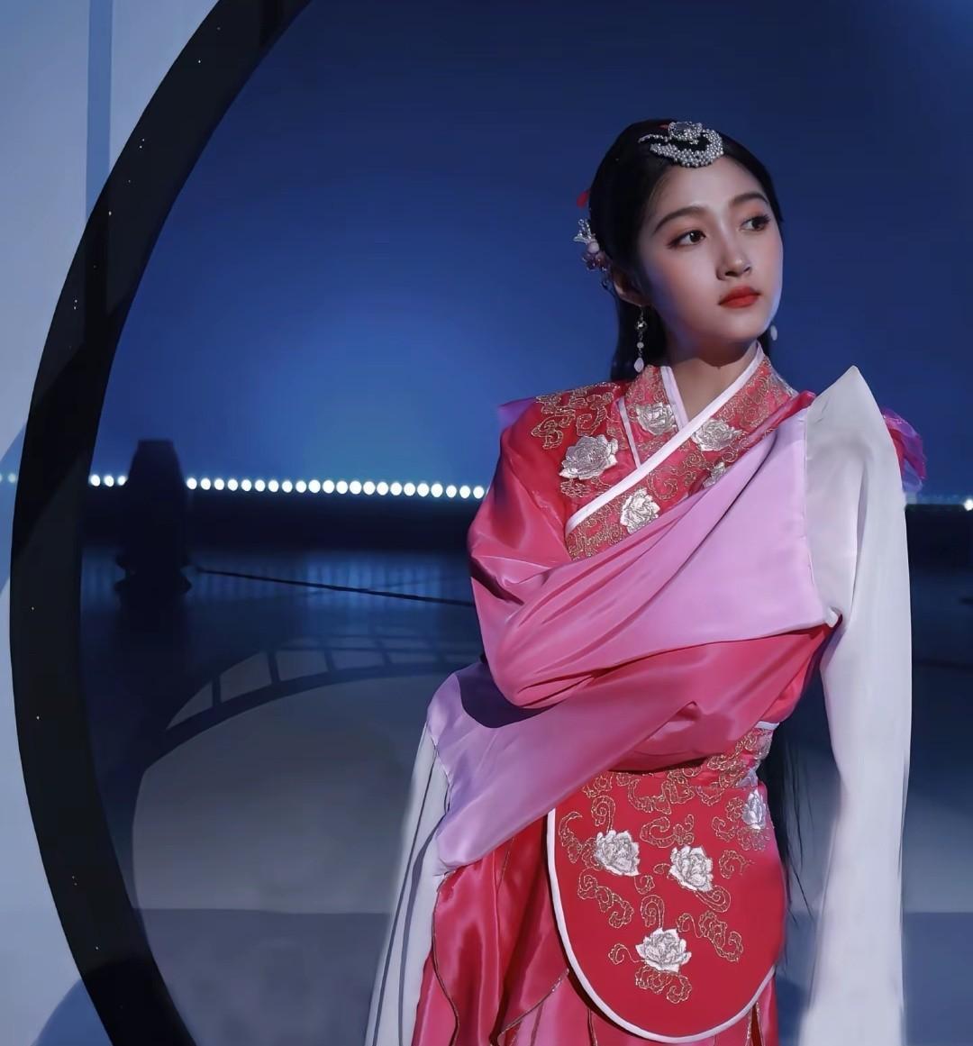 七年前她说“浮在天上老百姓不会喜欢”，现在终于懂了——老百姓不喜欢的正是她那种居