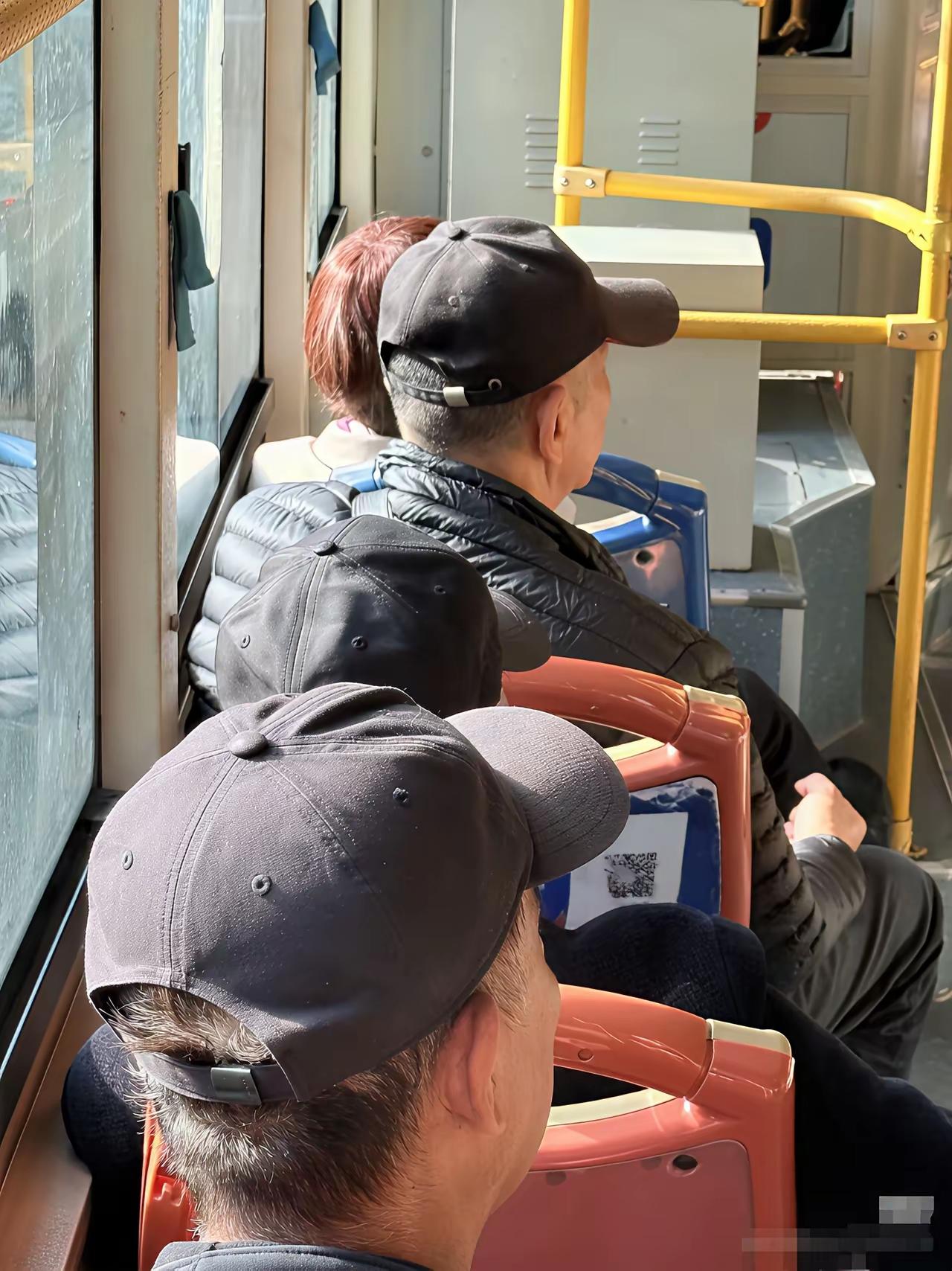 你戴帽子了吗？
随着气温的下降，天气越来越寒冷，戴帽子的人也随之增加，各种款式品