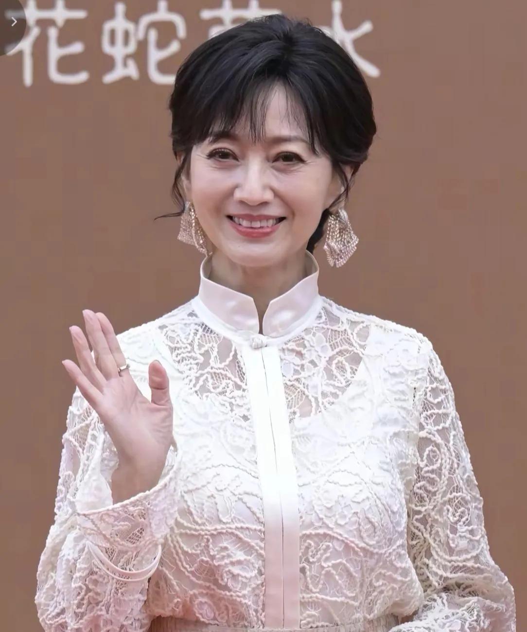 岁月从不败美人，72岁赵雅芝出席活动，一般的老太太还真抗不住这样。
酷暑炎炎，厚