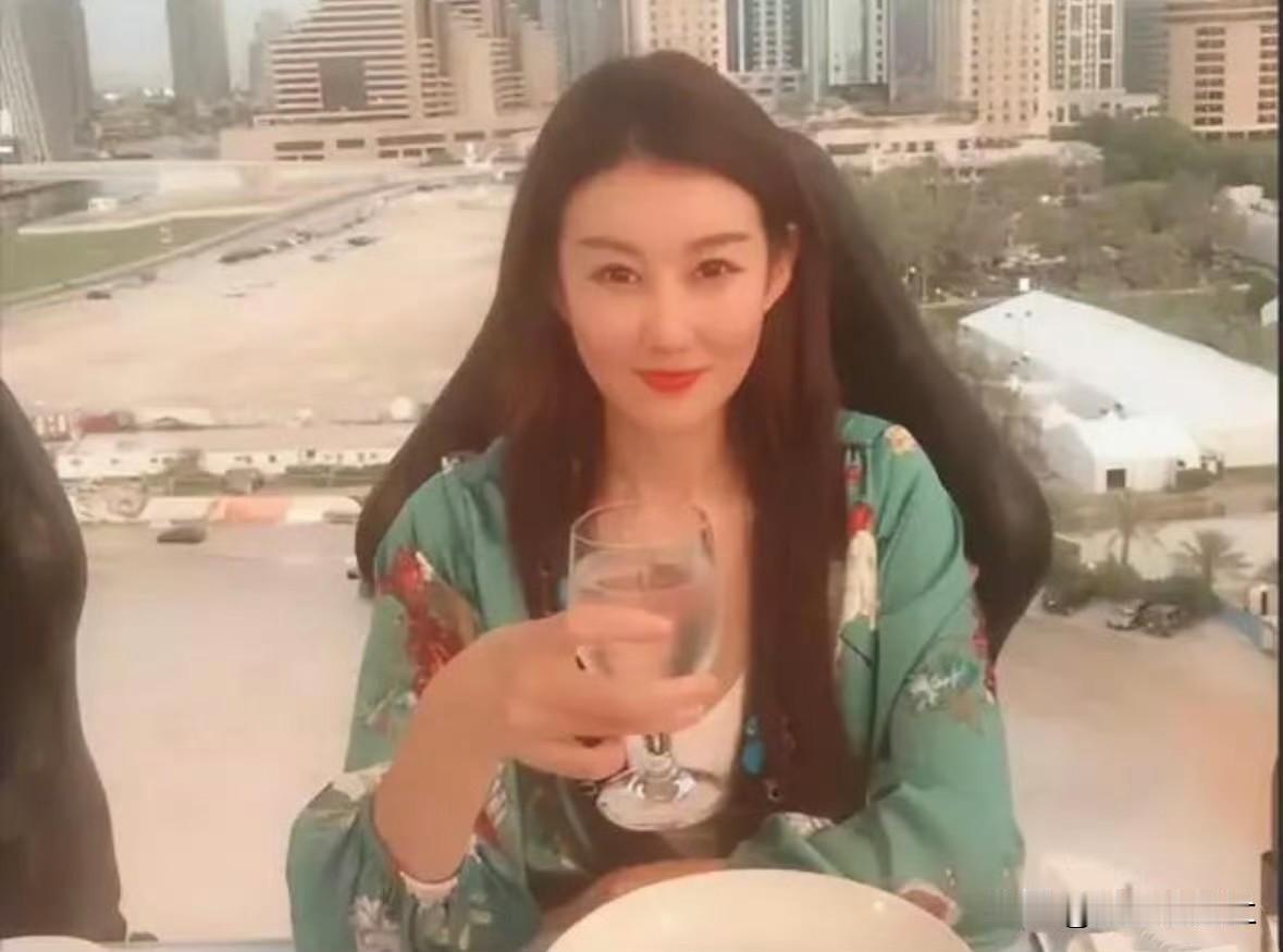 王宝强和冯清的感情还在继续，从被拍到同框至今，两人已经相伴八年。他们向来十分低调
