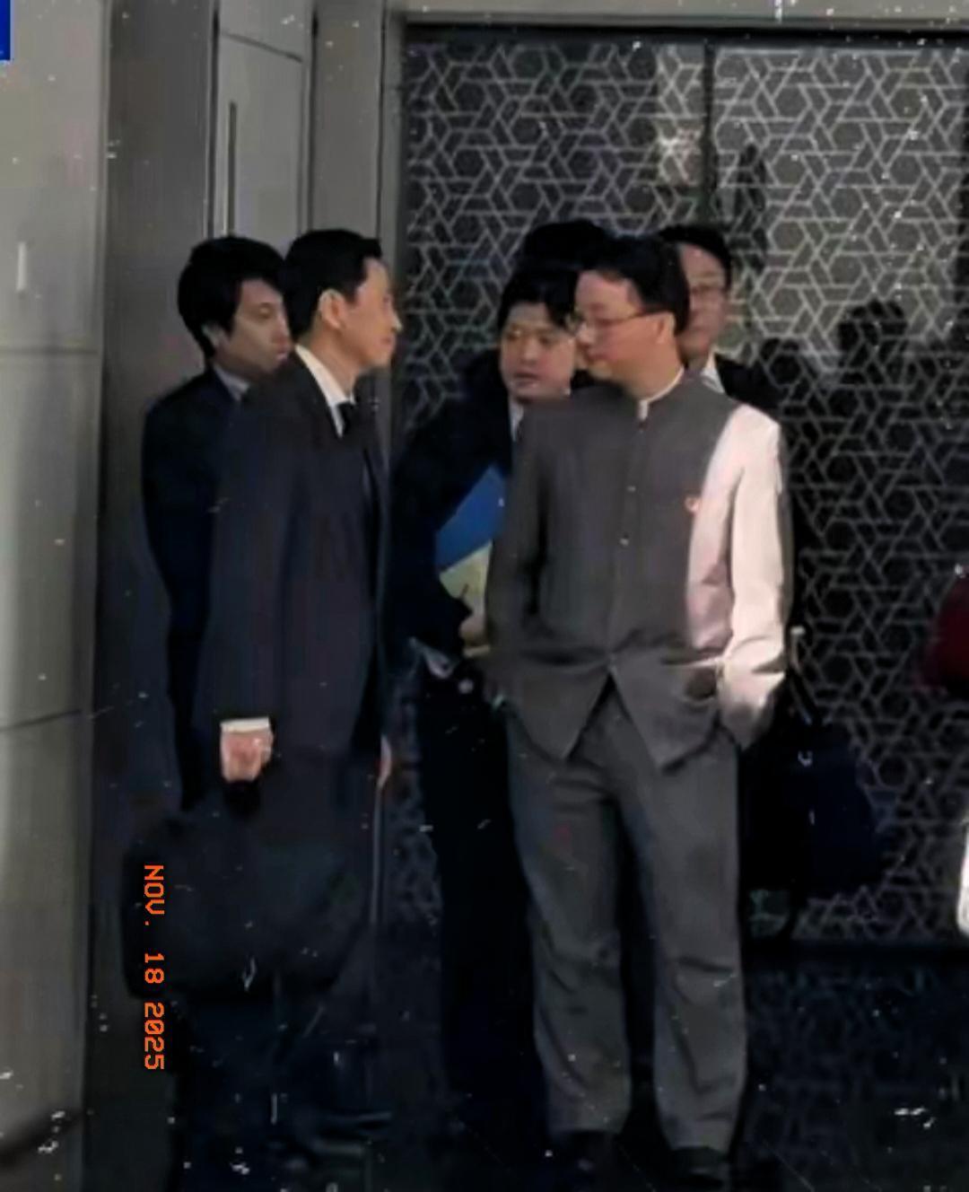 看看这张照片，就知道外交，永远以实力为后盾！
我们领导就是这么会见日本外务省金井