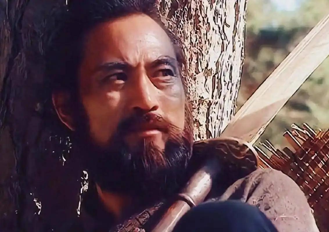 108个好汉，喝酒的喝酒，结拜的结拜，唯独有一个人，从上山到病死，愣是没交到一个