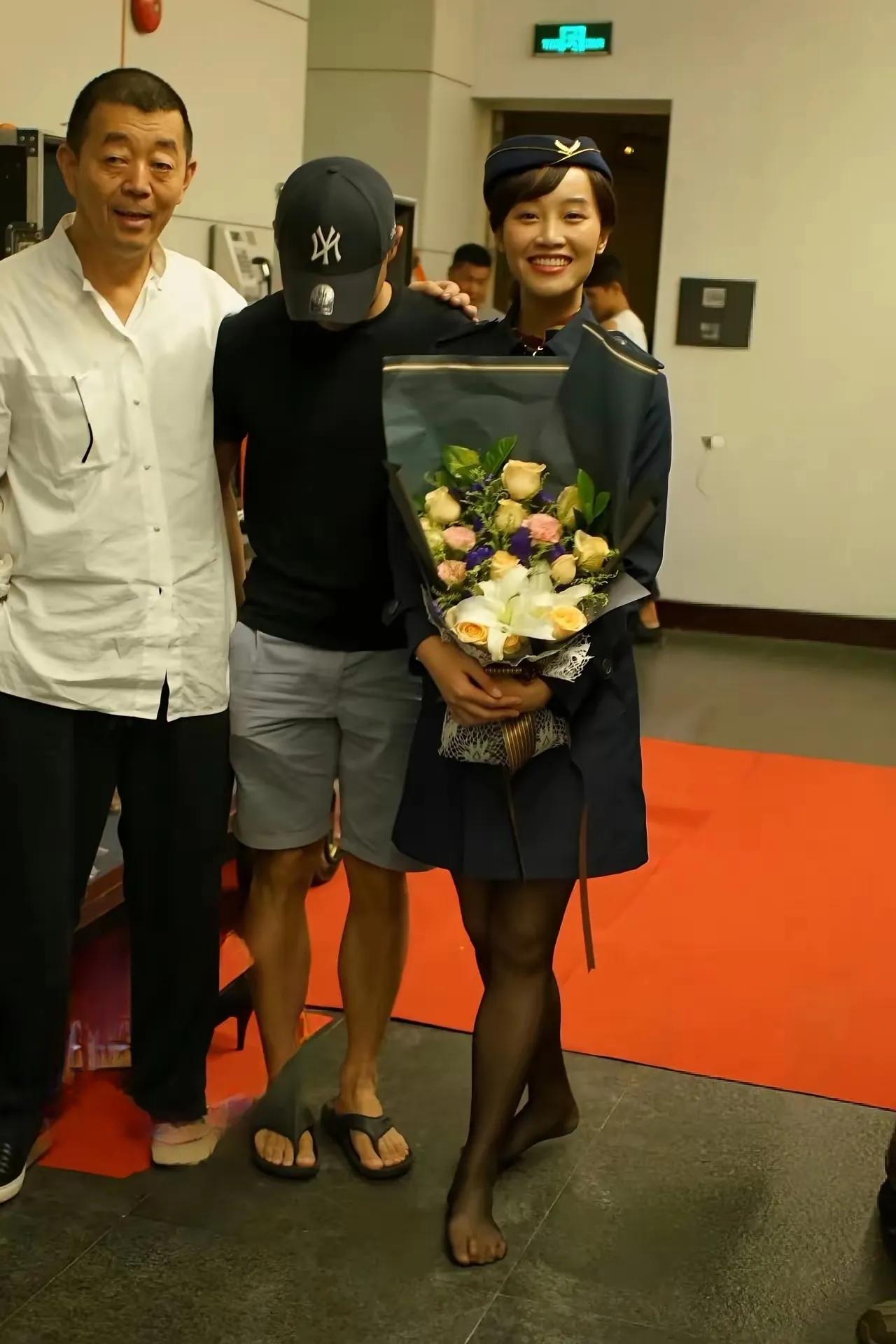 蓝盈莹脱掉高跟鞋与演出工作人员合影，这装束好洋气，尤其那黑丝袜。这与她在巜生万物