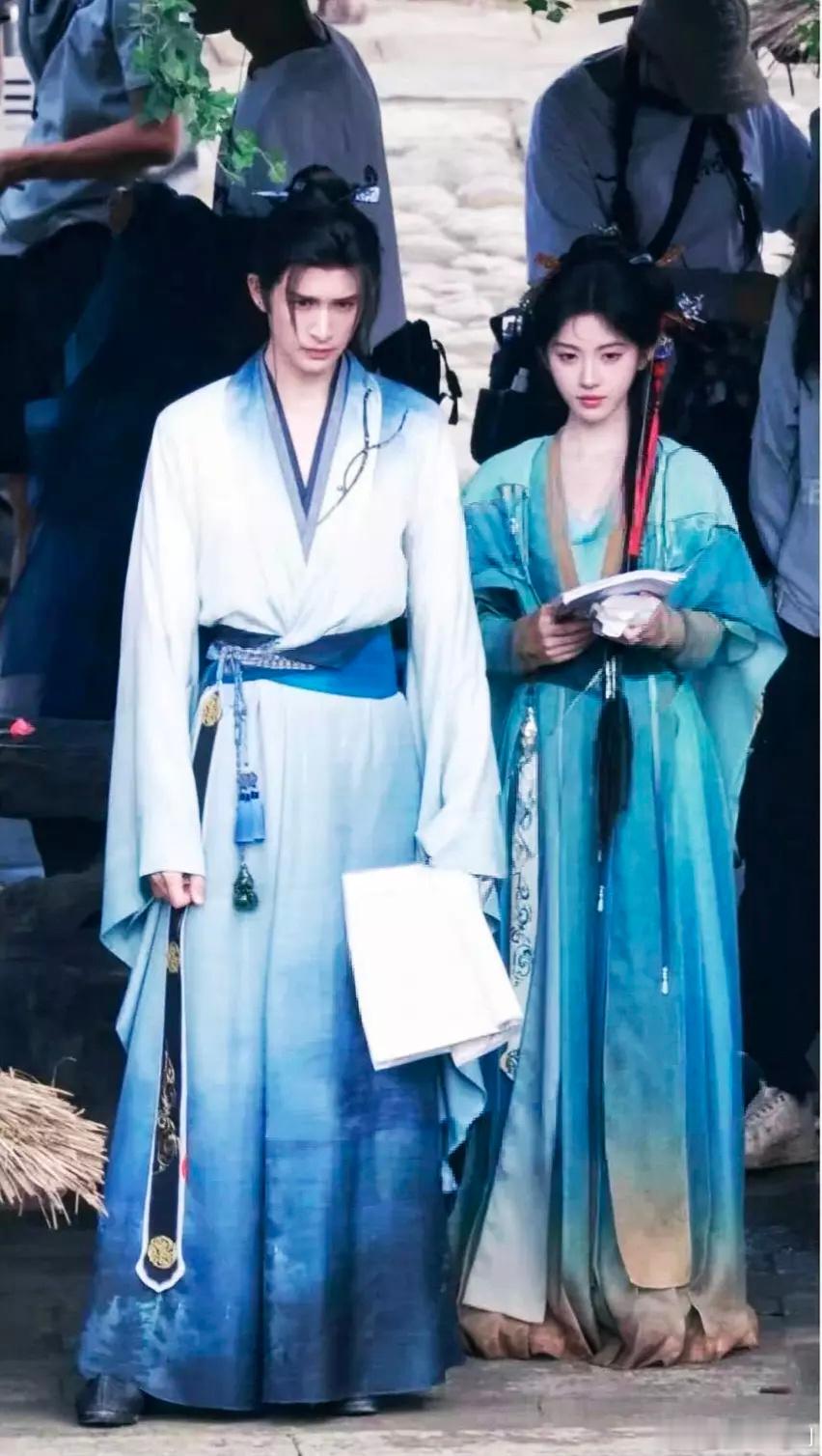 鞠婧祎今日《来战》路透，女侠风真好看，配上表情一品就是清冷大师姐 ​​​